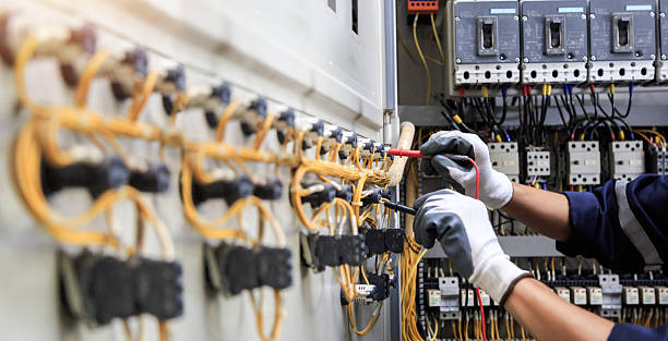 Professional Electrician technician working in Shelton, NE